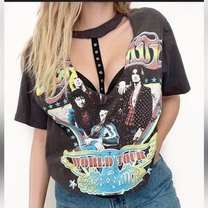 AEROSMITH WORLD TOUR BAND TEE GROMMET NECKLINE SIZE LARGE